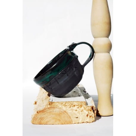 czarny-kubek-runy-szmaragdowo-zielony (1).jpg